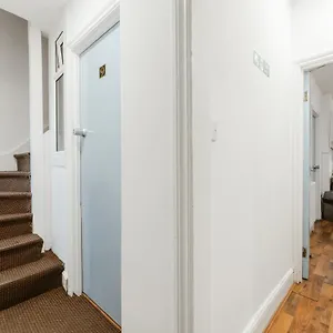 upton-park-bedrooms-25-min-to-central-london.cambridgehotelsuk.com/